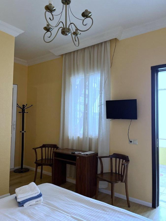 Old Clty Hotel バトゥーミ エクステリア 写真