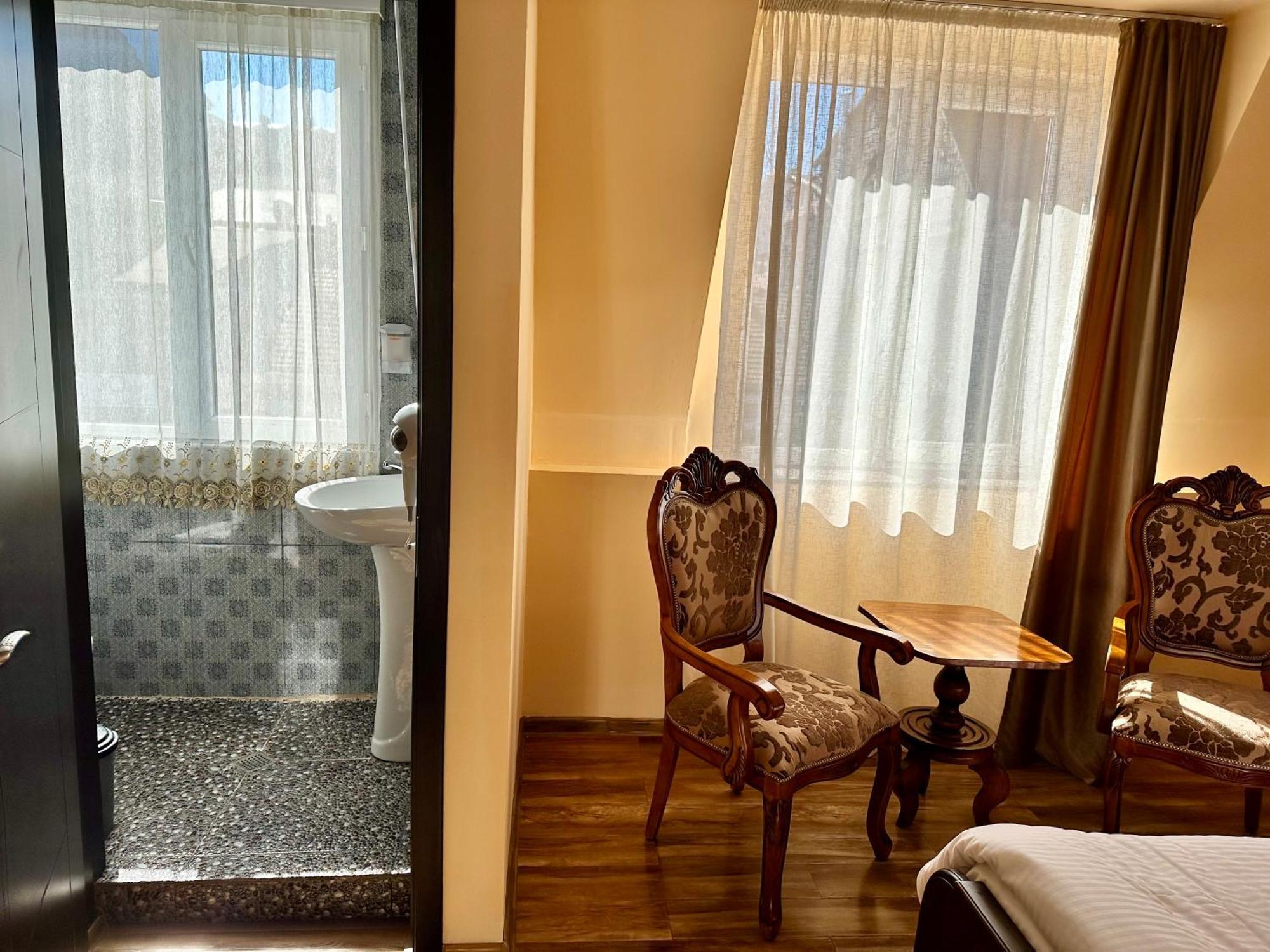 Old Clty Hotel バトゥーミ エクステリア 写真